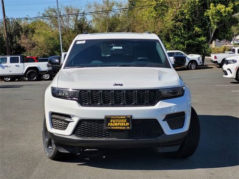 New 2025 Jeep Grand Cherokee Altitude image 8