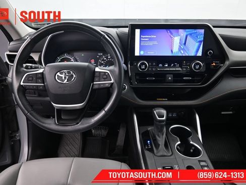Used 2023 Toyota Highlander Bronze Edition AWD/4WD image 11