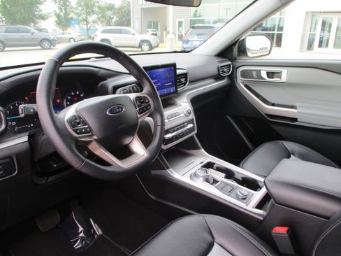 Used 2024 Ford Explorer XLT w/ Equipment Group 202A image 16