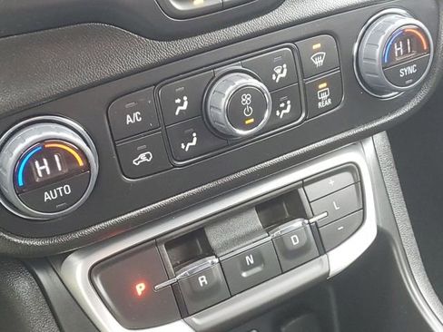 Used 2023 GMC Terrain SLT image 18