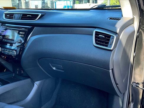 Used 2015 Nissan Rogue SV image 18