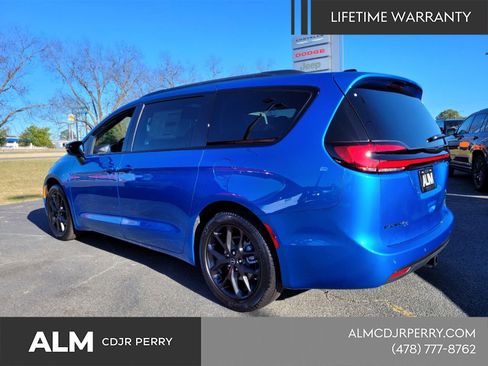 New 2026 Chrysler Pacifica Limited w/ S Appearance Package FWD image 13