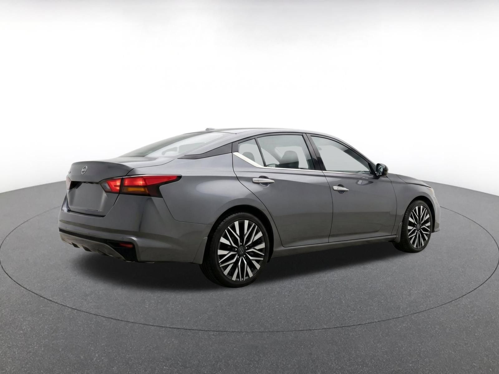 Used 2025 Nissan Altima 2.5 SV FWD image 8