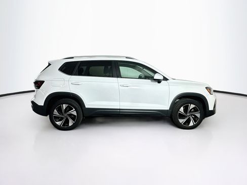 Used 2025 Volkswagen Taos SE AWD/4WD image 10