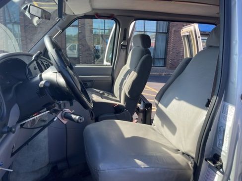 Used 2002 Ford E-150 and Econoline 150 image 11