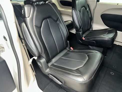 Used 2024 Chrysler Pacifica Touring-L FWD image 26
