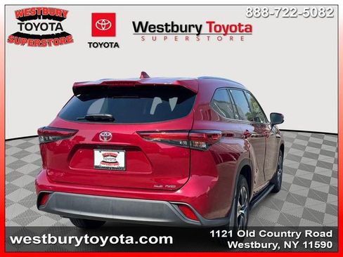Used 2021 Toyota Highlander XLE AWD/4WD image 6