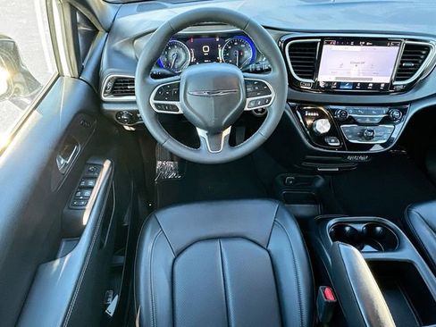 Used 2025 Chrysler Pacifica Select image 21