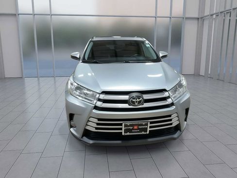 Used 2019 Toyota Highlander XLE image 3