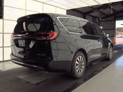 Used 2023 Chrysler Pacifica Touring-L FWD image 2