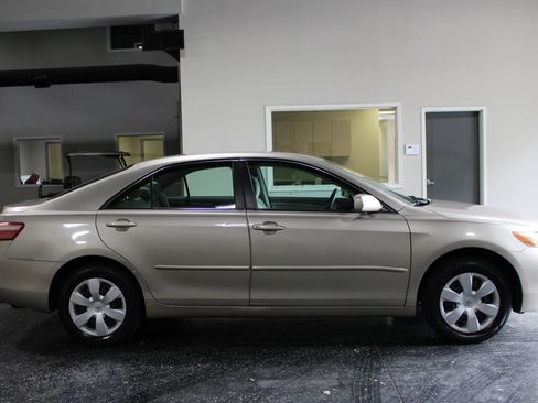 Used 2009 Toyota Camry LE FWD image 2