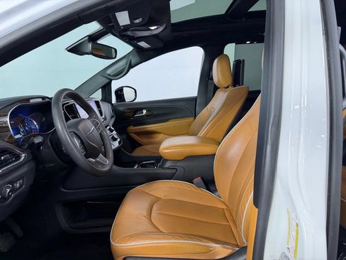 Used 2023 Chrysler Pacifica Pinnacle FWD image 24