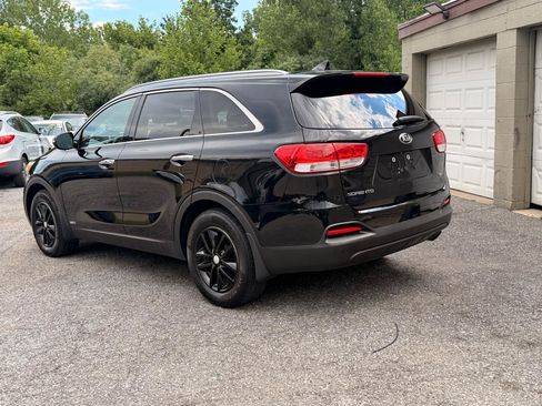 Used 2017 Kia Sorento AWD w/ LX Convenience Package image 4