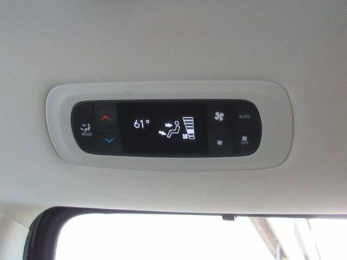 Used 2024 Chrysler Pacifica Touring-L image 37