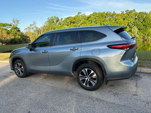 Used 2023 Toyota Highlander XLE image 3