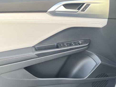 New 2026 Volkswagen Taos SE FWD image 10