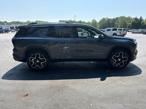 Used 2025 Chevrolet Traverse High Country FWD image 6