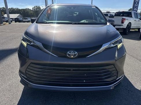 Used 2021 Toyota Sienna Platinum image 2