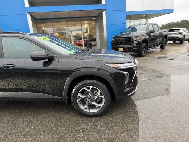 Used 2024 Chevrolet Trax LT w/ LT Convenience Package FWD image 2