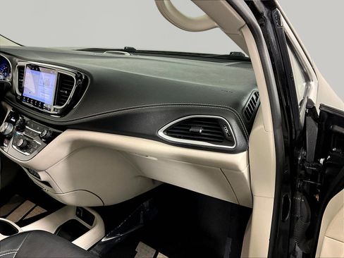 Used 2022 Chrysler Pacifica Touring-L w/ Uconnect Theater Family Group FWD image 26