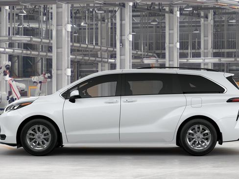 New 2025 Toyota Sienna LE image 4