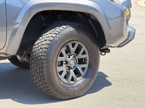 Used 2021 Toyota Tacoma SR5 AWD/4WD image 5