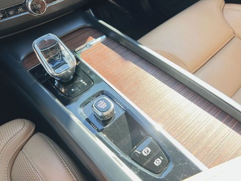 Certified 2023 Volvo XC60 B5 Ultimate w/ Climate Package image 22