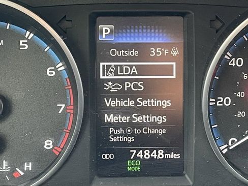 Used 2018 Toyota RAV4 LE image 19