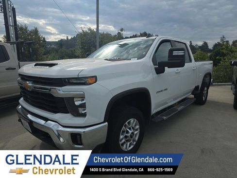 Used 2025 Chevrolet Silverado 2500 LT w/ Convenience Package AWD/4WD image 2