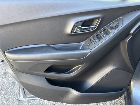 Used 2019 Chevrolet Trax LT w/ LT Convenience Package image 18
