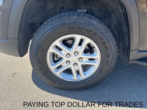 Used 2023 Jeep Grand Cherokee Laredo image 10