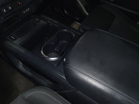 Used 2019 Nissan Titan SV w/ SV Convenience Package image 26