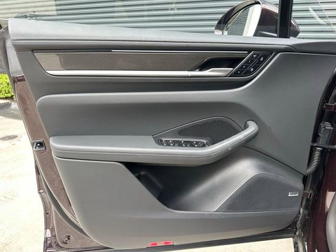 Certified 2025 Porsche Macan Electric image 19