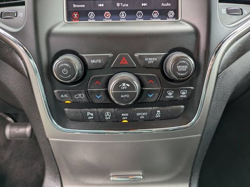 Used 2018 Jeep Grand Cherokee Laredo RWD image 25