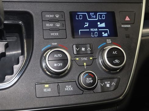 Used 2018 Toyota Sienna SE FWD image 26