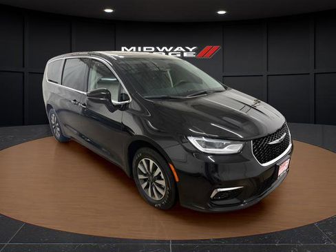 Used 2024 Chrysler Pacifica Limited FWD image 1