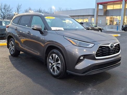 Certified 2024 Toyota Highlander XLE image 2