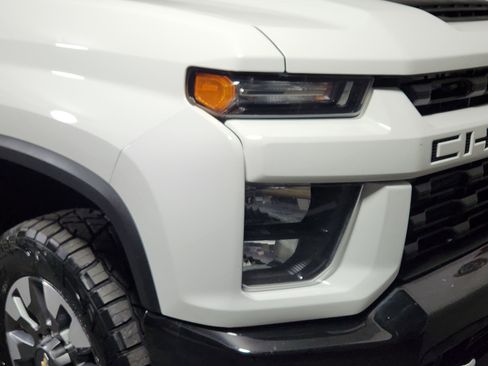 Used 2022 Chevrolet Silverado 2500 Custom w/ Custom Value Package image 9