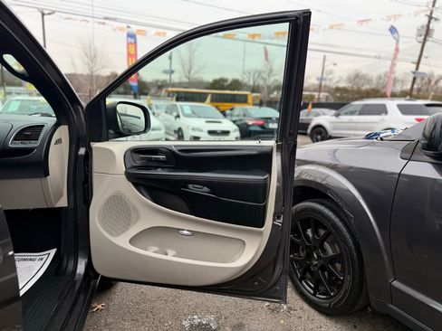 Used 2019 Dodge Grand Caravan SXT image 17