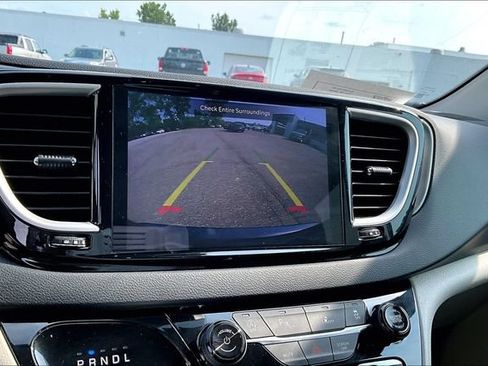 Used 2023 Chrysler Pacifica Touring-L FWD image 21