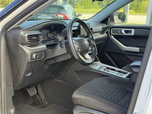 Used 2021 Ford Explorer XLT image 12