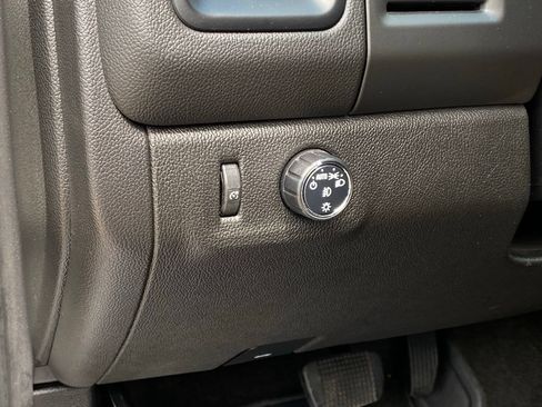 Used 2018 Chevrolet Colorado LT w/ LT Convenience Package RWD image 12