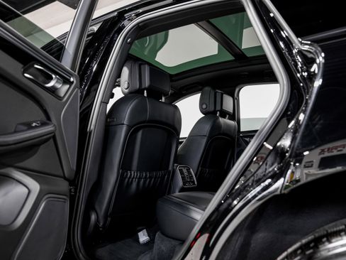 Used 2024 Porsche Macan image 31