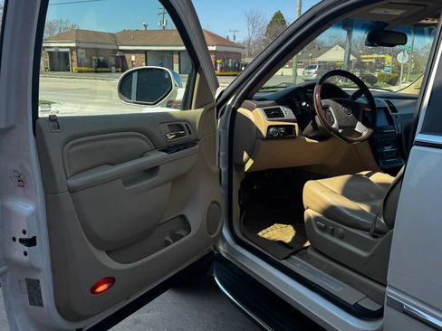 Used 2011 Cadillac Escalade ESV Luxury AWD/4WD image 10