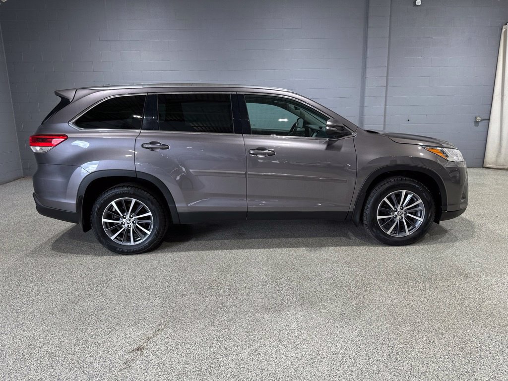Used 2019 Toyota Highlander XLE AWD/4WD image 3