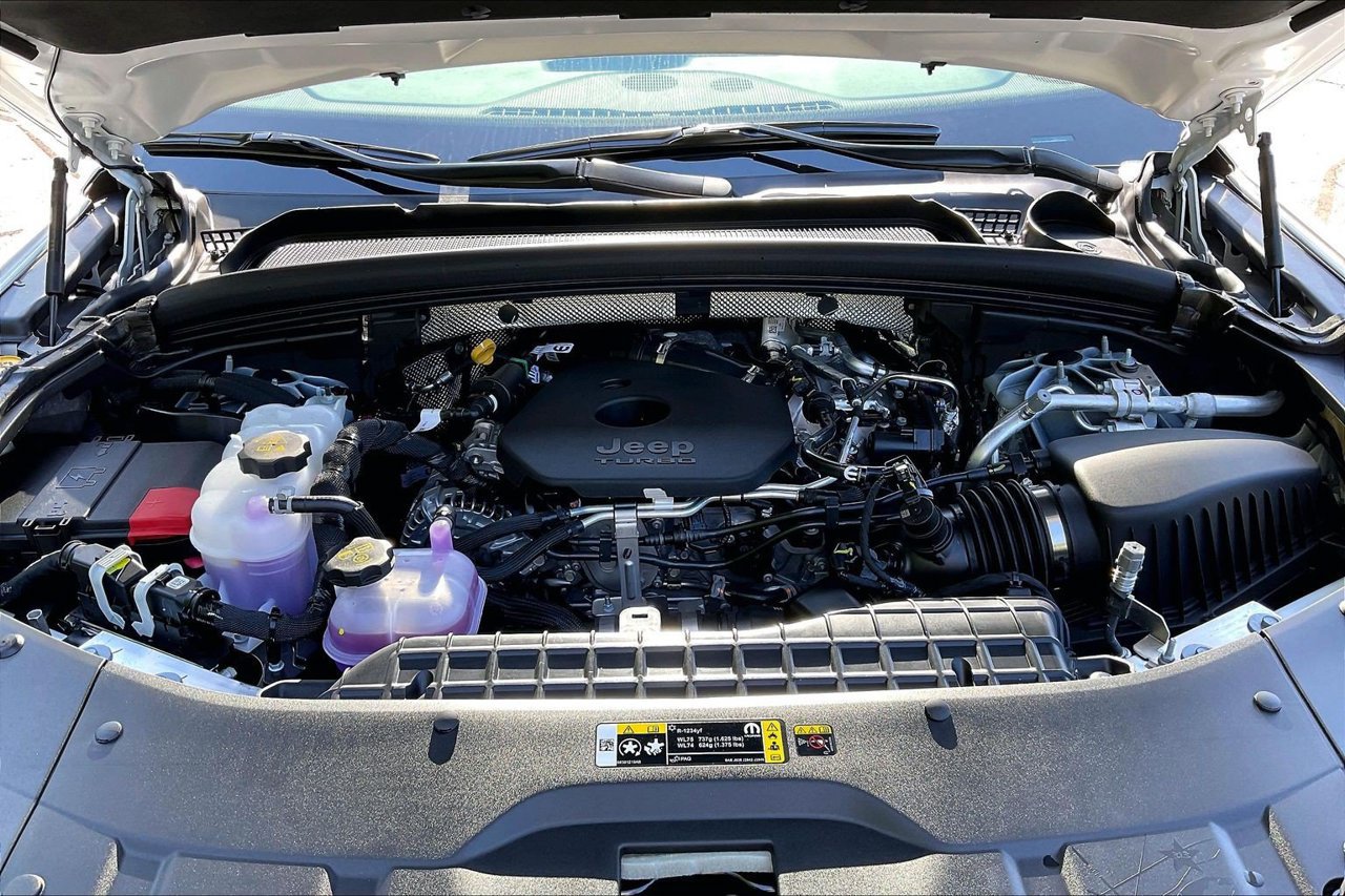 New 2027 Jeep Grand Cherokee Altitude RWD image 35