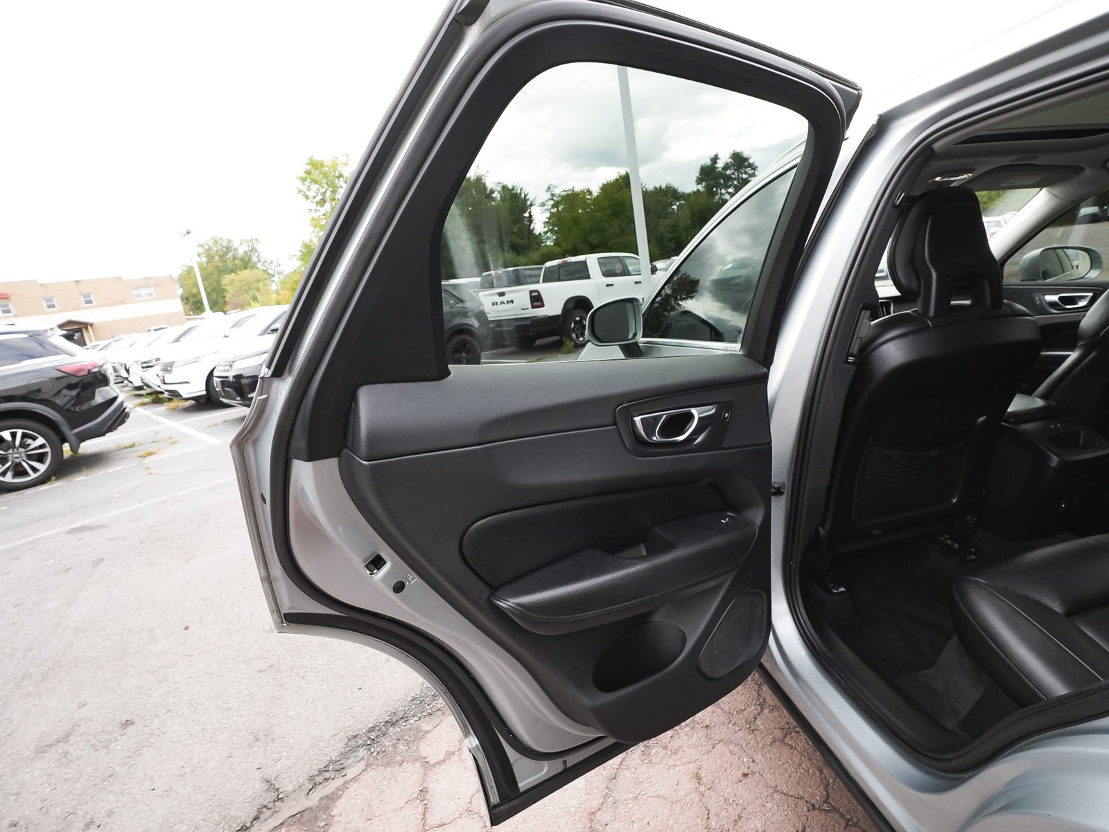 Used 2018 Volvo XC60 T5 Momentum w/ Convenience Package AWD/4WD image 13