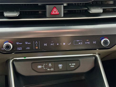 Certified 2025 Kia Carnival image 24