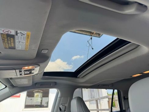 Used 2023 Toyota Highlander XLE image 19