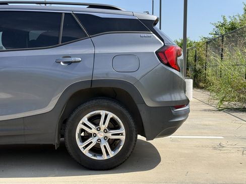 Used 2019 GMC Terrain SLE w/ Driver Convenience Package FWD image 4